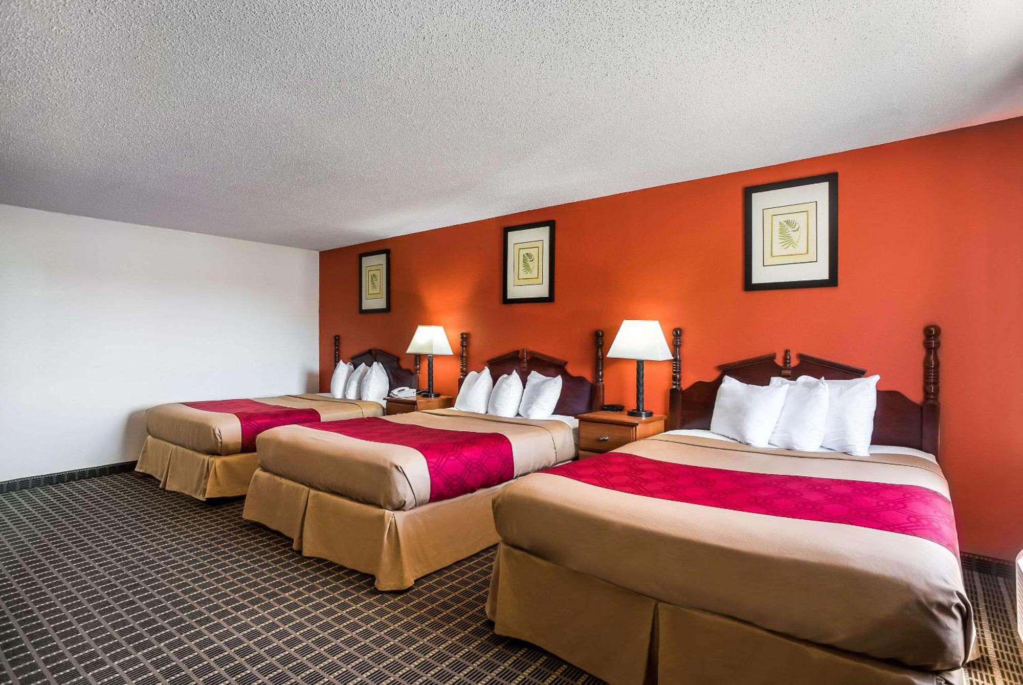 Rodeway Inn Сидар-Рапидс Экстерьер фото
