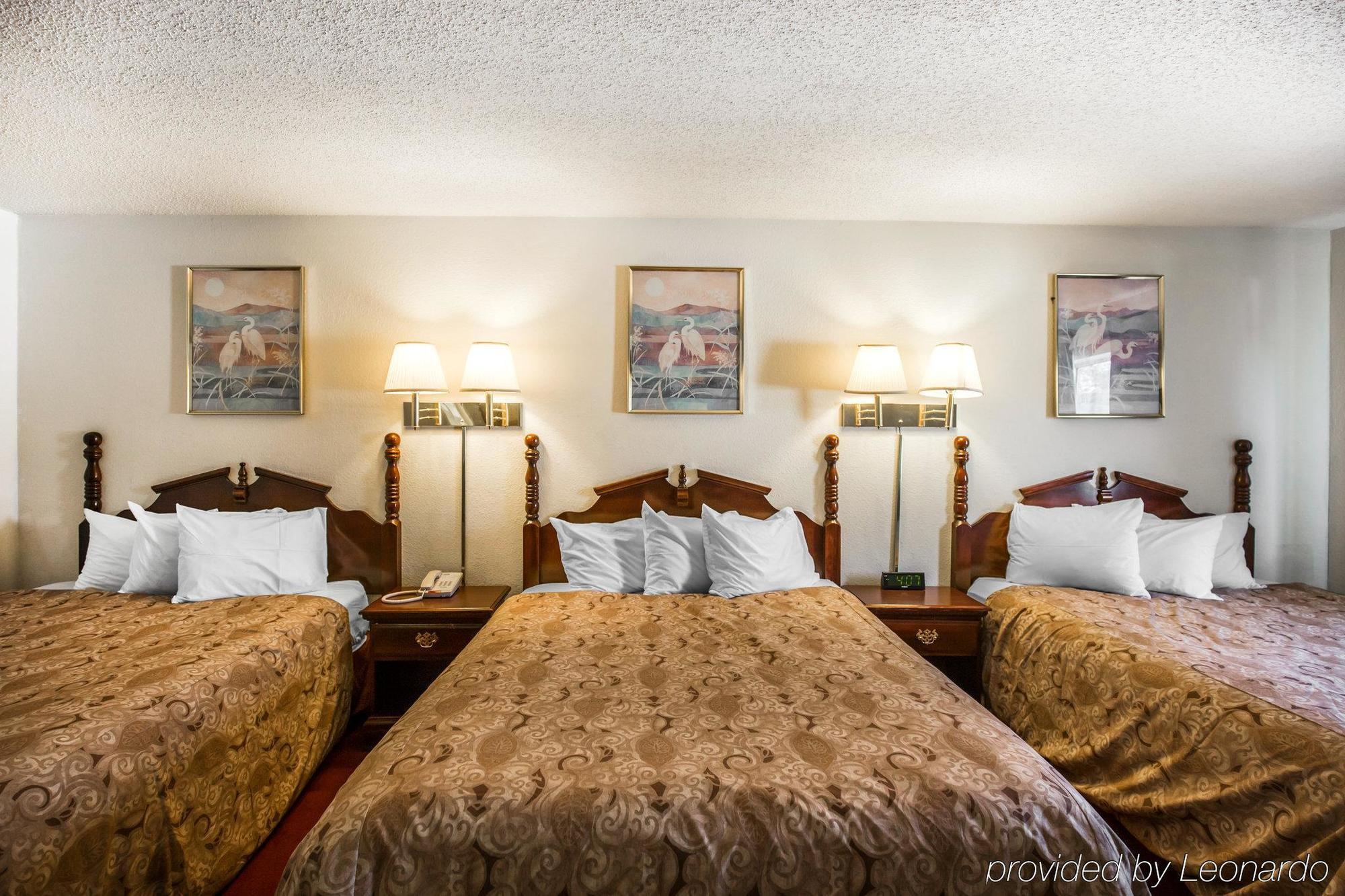 Rodeway Inn Сидар-Рапидс Экстерьер фото