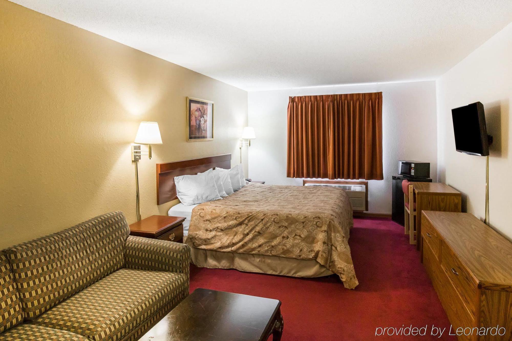 Rodeway Inn Сидар-Рапидс Экстерьер фото