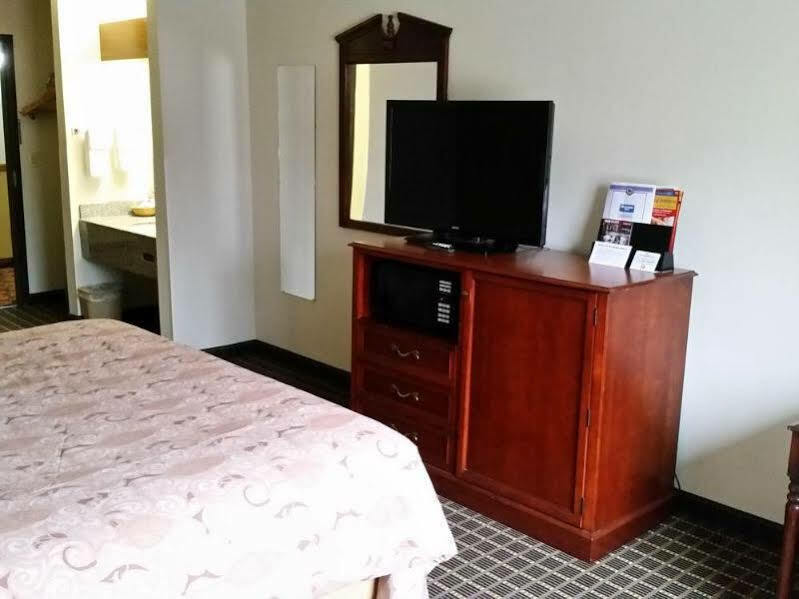 Rodeway Inn Сидар-Рапидс Экстерьер фото
